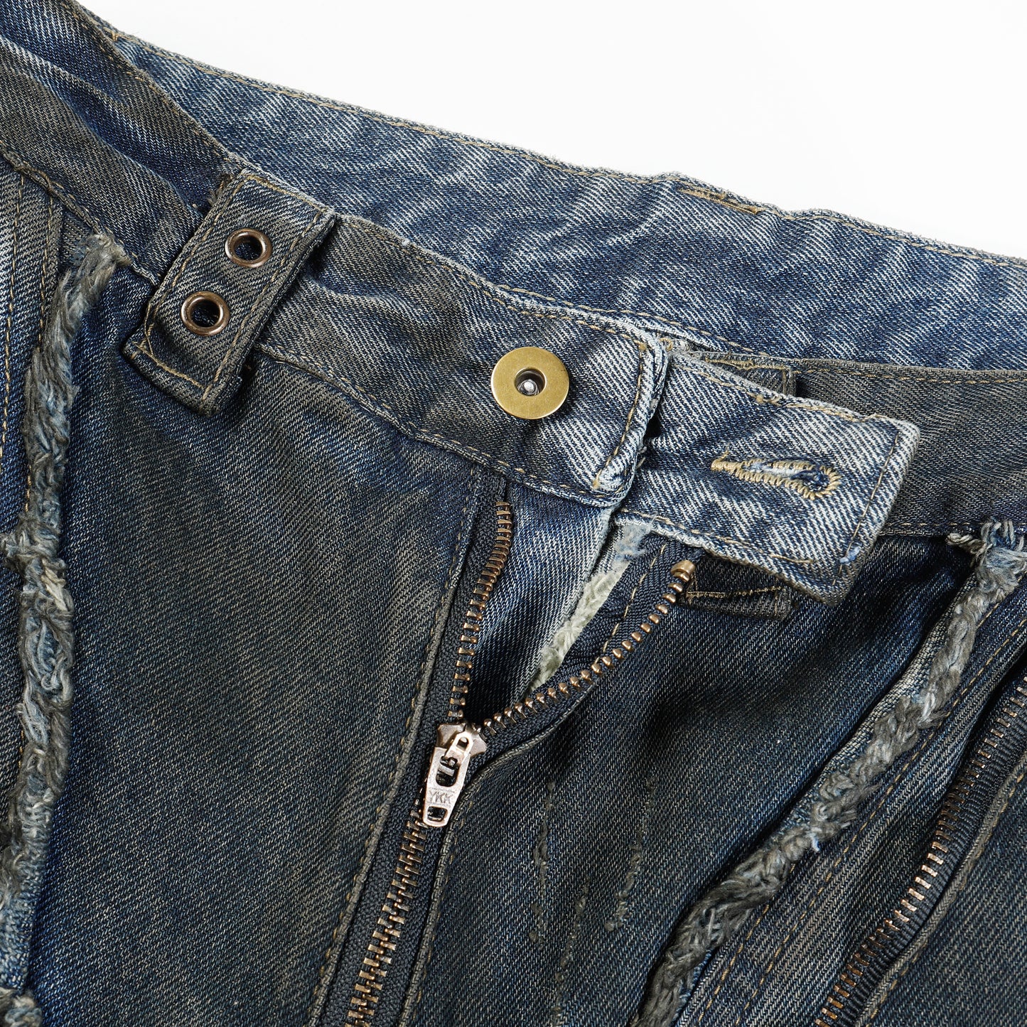 DISTRESSED DETAIL DENIM