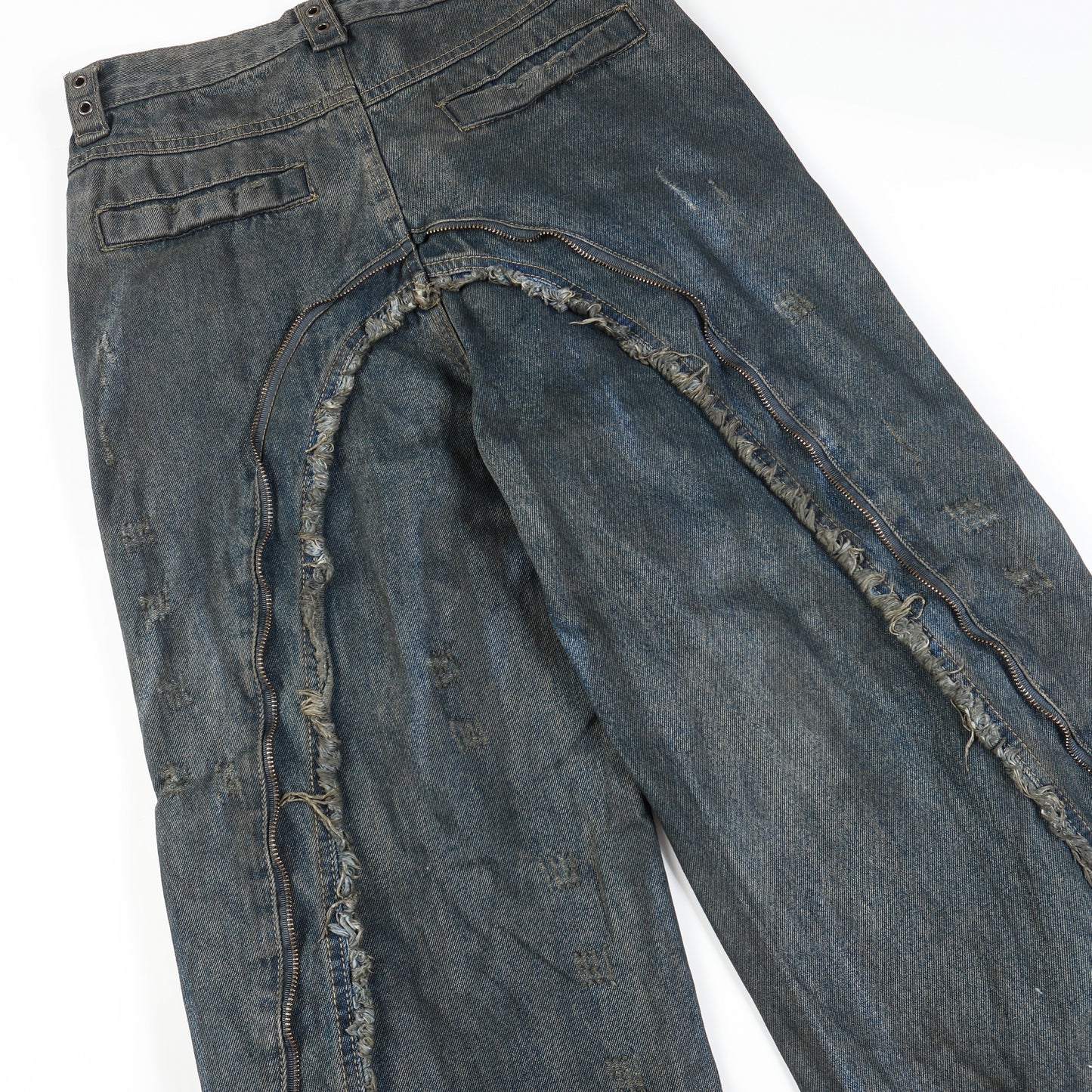 DISTRESSED DETAIL DENIM