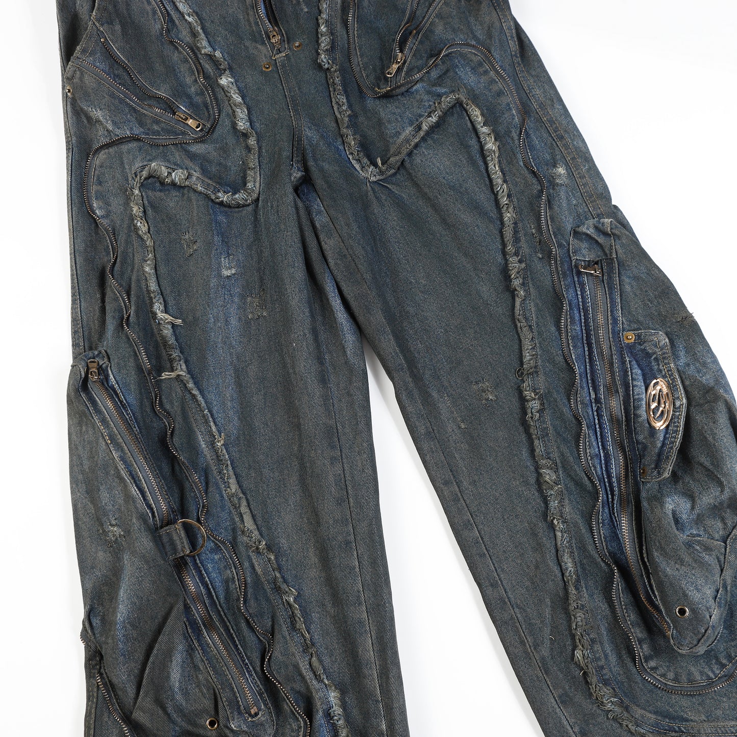 DISTRESSED DETAIL DENIM